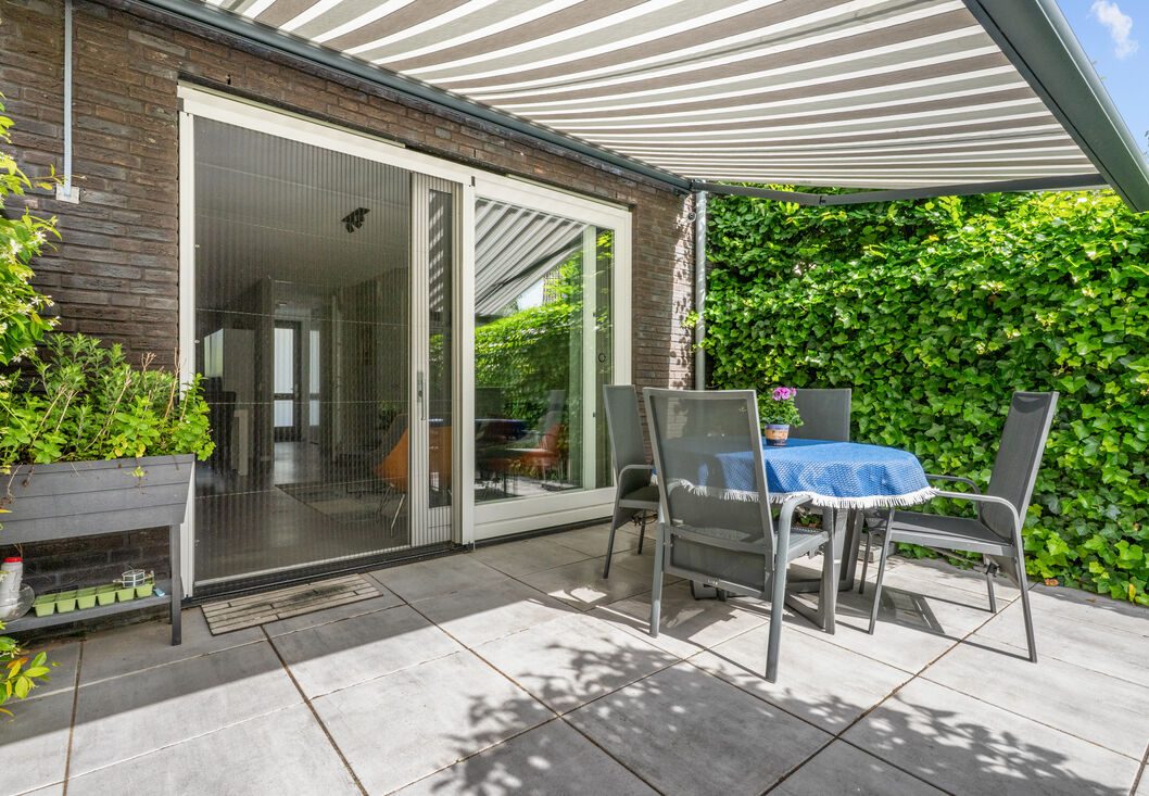 Terras in de achtertuin met schuifpui